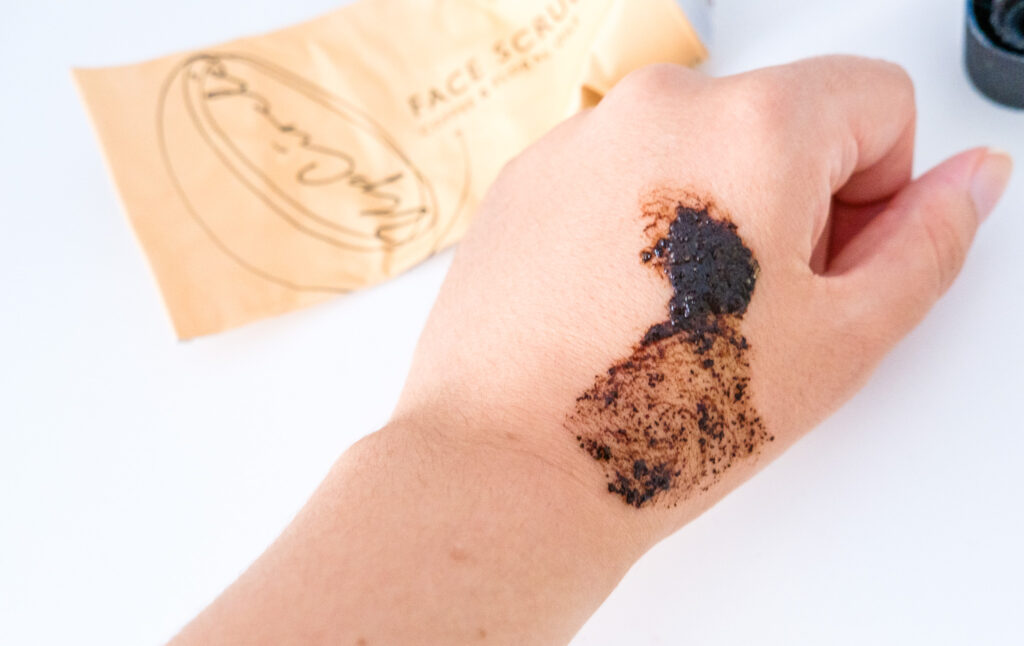 Review UpCircle Coffee Face Scrub - Floral Blend 