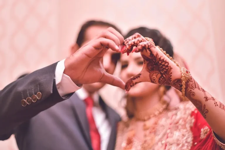 Romantic Shayari: Meaning, Examples, and How to Use It